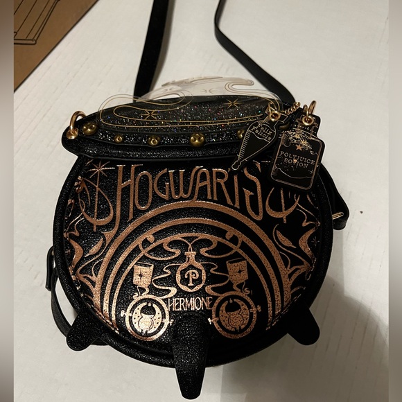 Black HOGWARTS bag.  Stylish and perfect for upcoming Halloween parties - Picture 2 of 6